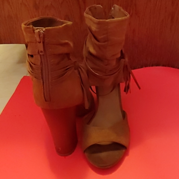 Tan heels - Picture 1 of 3